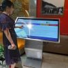 màn hình lcd chân quỳ 43 inch
