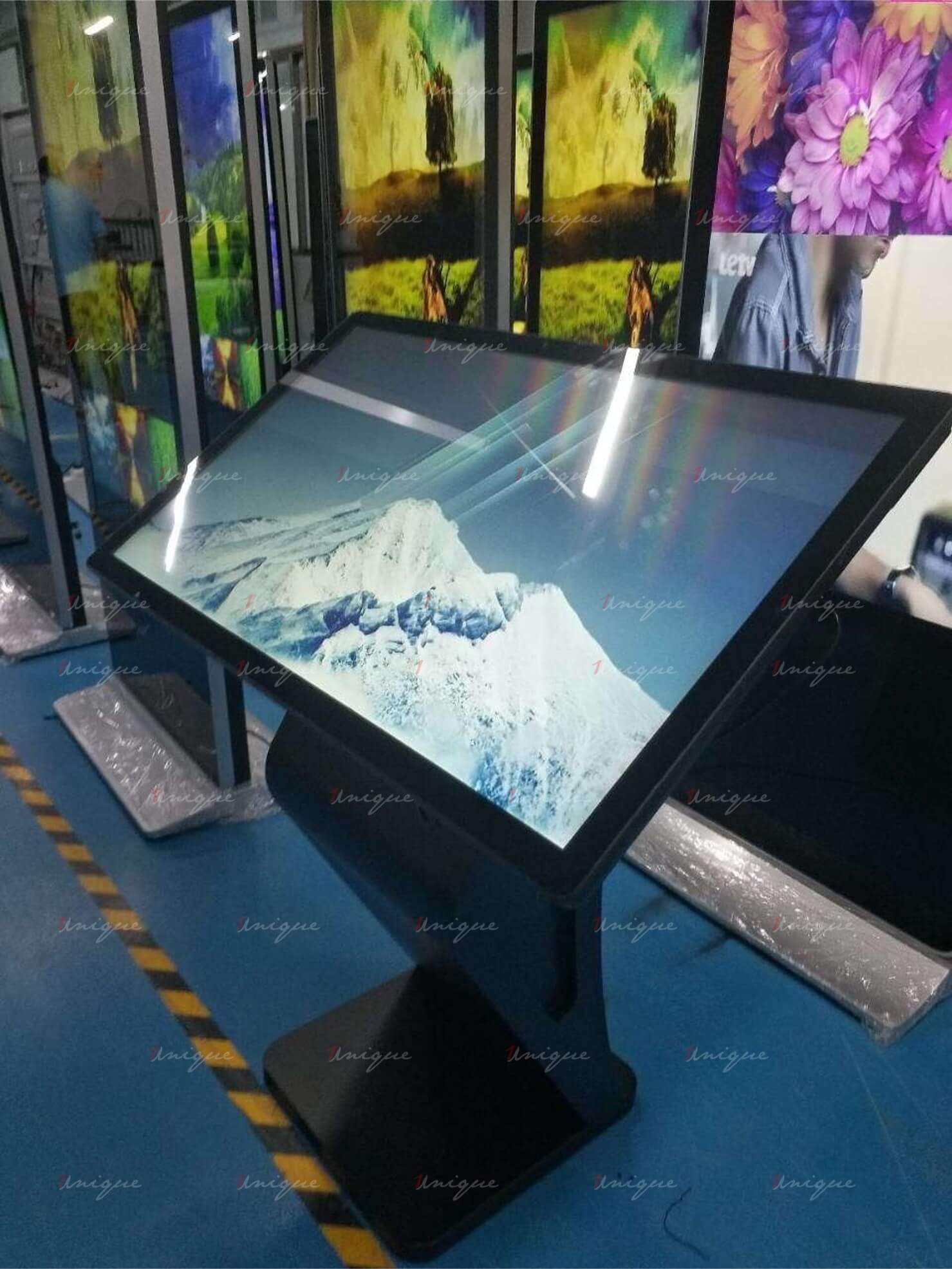 màn hình lcd chân quỳ 70 inch