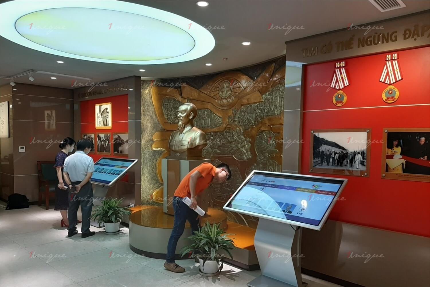 màn hình LCD chân quỳ 49 inch